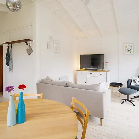 4 Person In Graested-by Traum