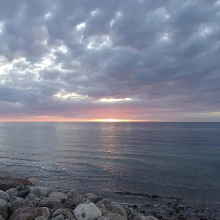 4 Person In Graested-by Traum