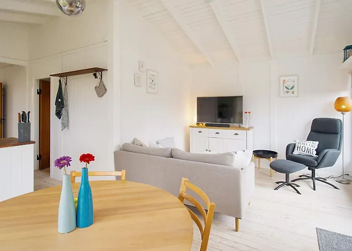 4 Person In Graested-by Traum