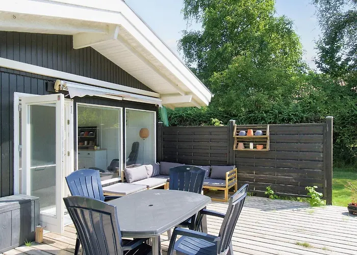 4 Person In Graested-by Traum *